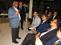 Господин Раджу переводит индийским коллегам нюансы технологии