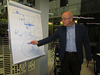 Дмитрий Пономаренко делает пояснения к презентации